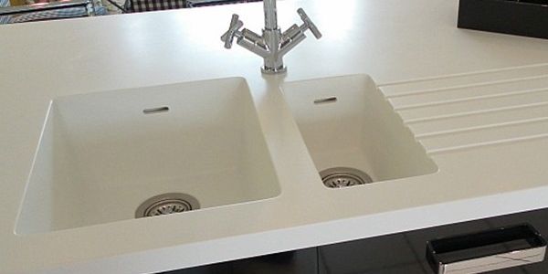 белые столешницы из камня однотонные 1