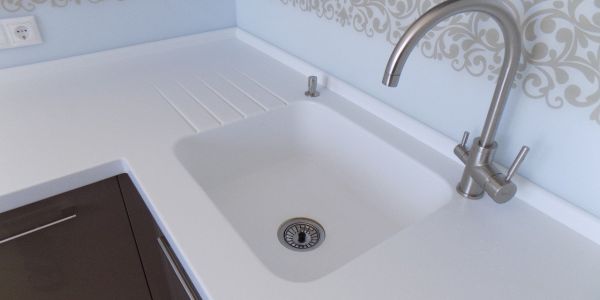белые столешницы из камня однотонные 3